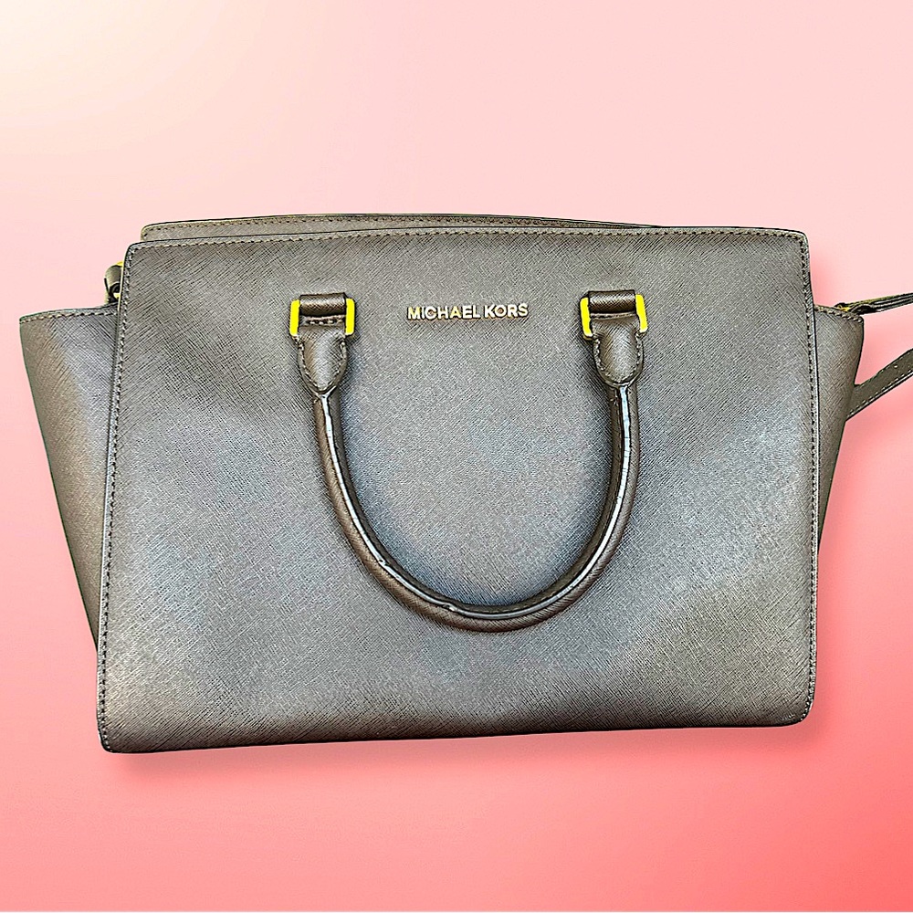 Michael Kors Top Handle Bag
Brown
Gold-Tone Hardware
Rolled Handles